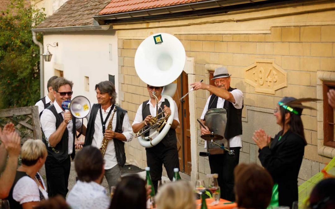 kellergasse Stoitzendorf fidele Musiker mit Gäste die es geniessen
