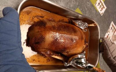 Ganslessen mit Theaterhintergrund